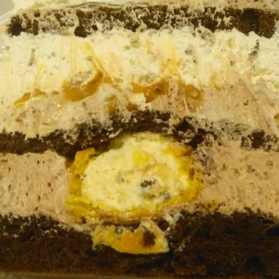 Ciocolata,choux de vanilie,crema de vanilie si insertie de caramel cu alune